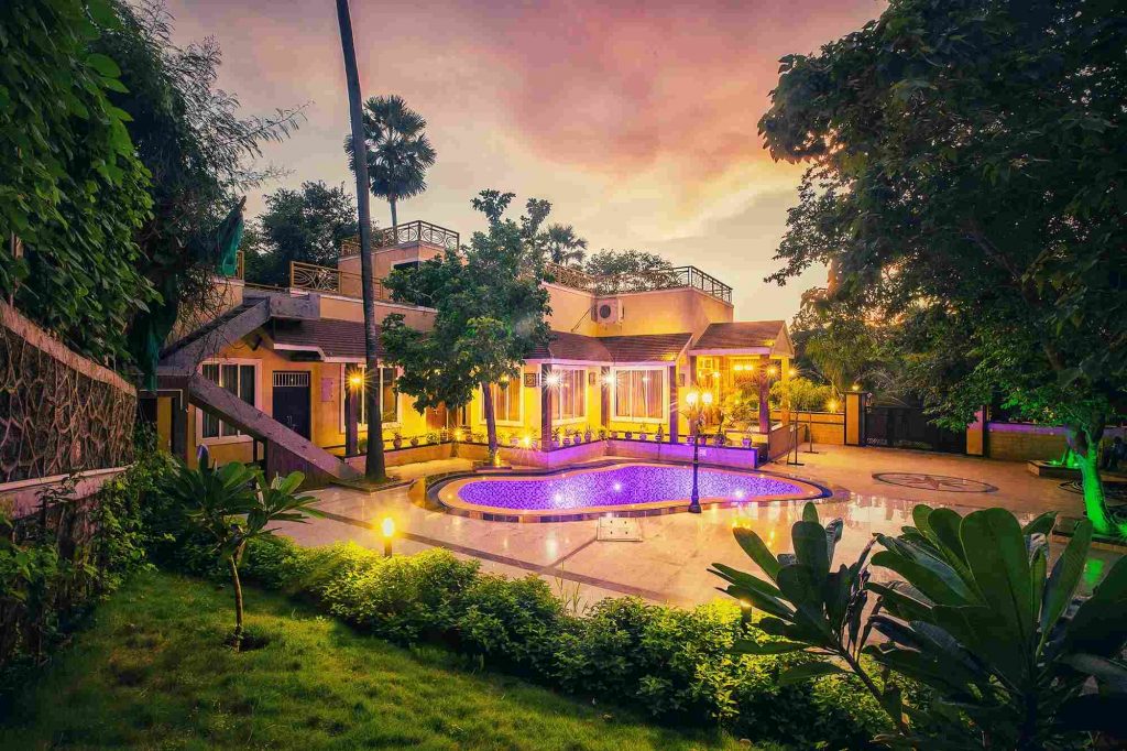 Aashiyaanaa Villa 'THE PALACE' bungalow madh Island evening view